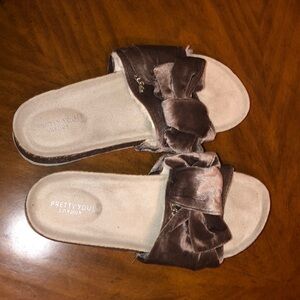 NWOT Pretty You London velvet bow tie sandals
